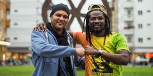 Le militant politique burkinabé Serge Bambara alias Smockey avec le musicien de reggae Sams’K Le Jah en octobre 2016 devant le théâtre Volksbühne de Berlin. JOHN MACDOUGALL/AFP