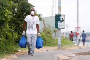Dans un township de Durban, en Afrique du Sud, le 31 mars 2020, où a été décrété un confinement total de vingt et un jours. ROGAN WARD / REUTERS