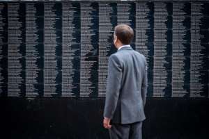 Emmanuel Macron devant le mémorial du génocide de Kigali, au Rwanda, le 27 mai 2021. Crédits : Présidence de la République