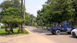 La Garde républicaine congolaise et la police bloquent une route autour du lieu d'une tentative de coup d'État à Gombe, Kinshasa, le 19 mai 2024. AFP - ARSENE MPIANA